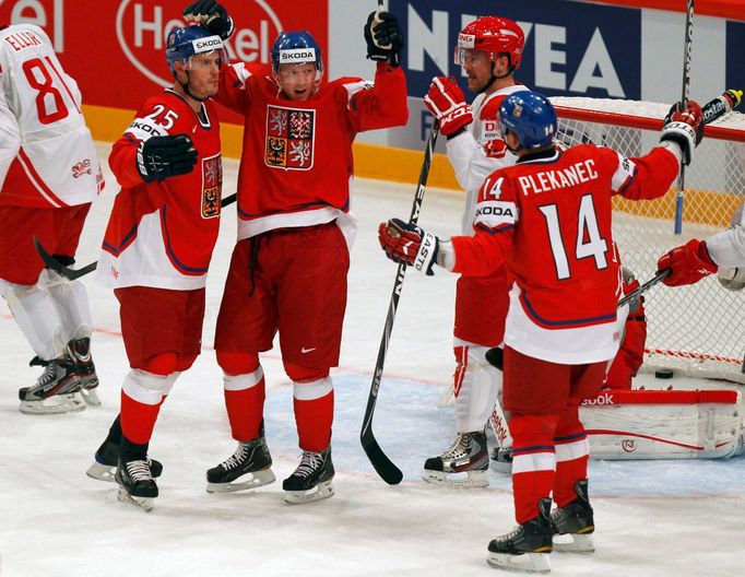 Lukáš Krajíček, Aleš Hemský a Tomáš Plekanec slaví gól v utkání MS v hokeji 2012 Česko - Dánsko.