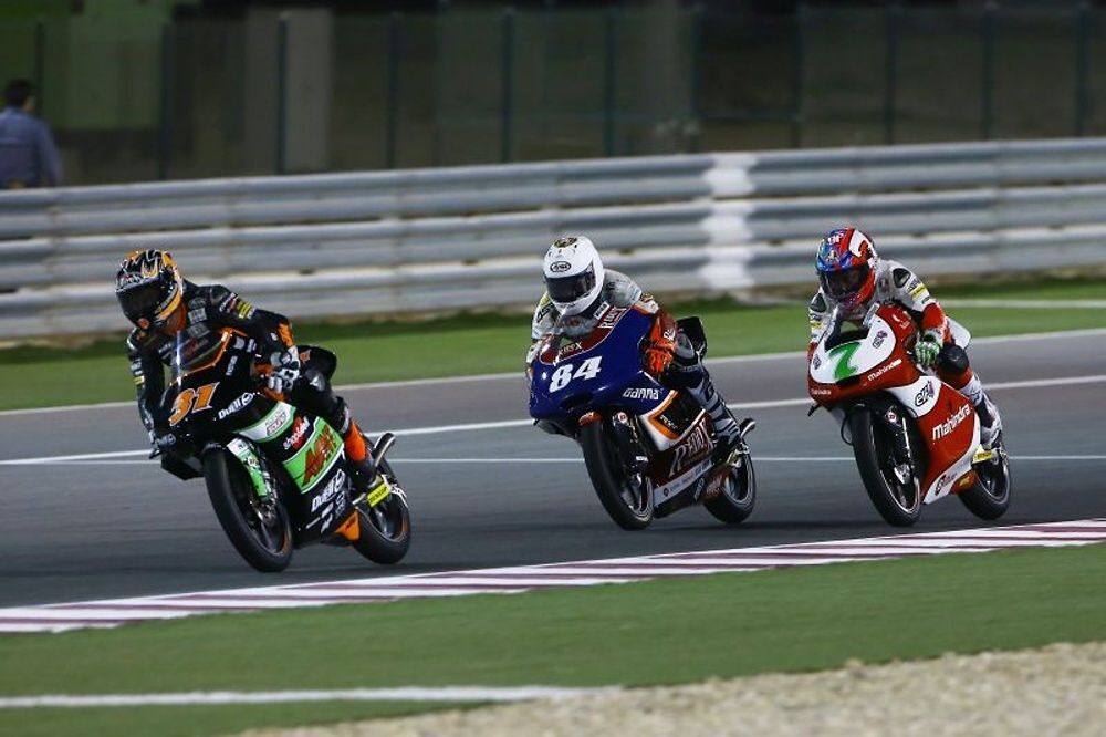 MotoGP, GP Kataru: Niklas Ajo (KTM), Jkaub Kornfeil (Kalex KTM), Efren Vazquez (Mahindra)