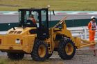 Zmatky s body nebyly v neděli jediným kontroverzním momentem. Na trati se totiž během žluté fáze krátce po startu závodu objevil traktor.