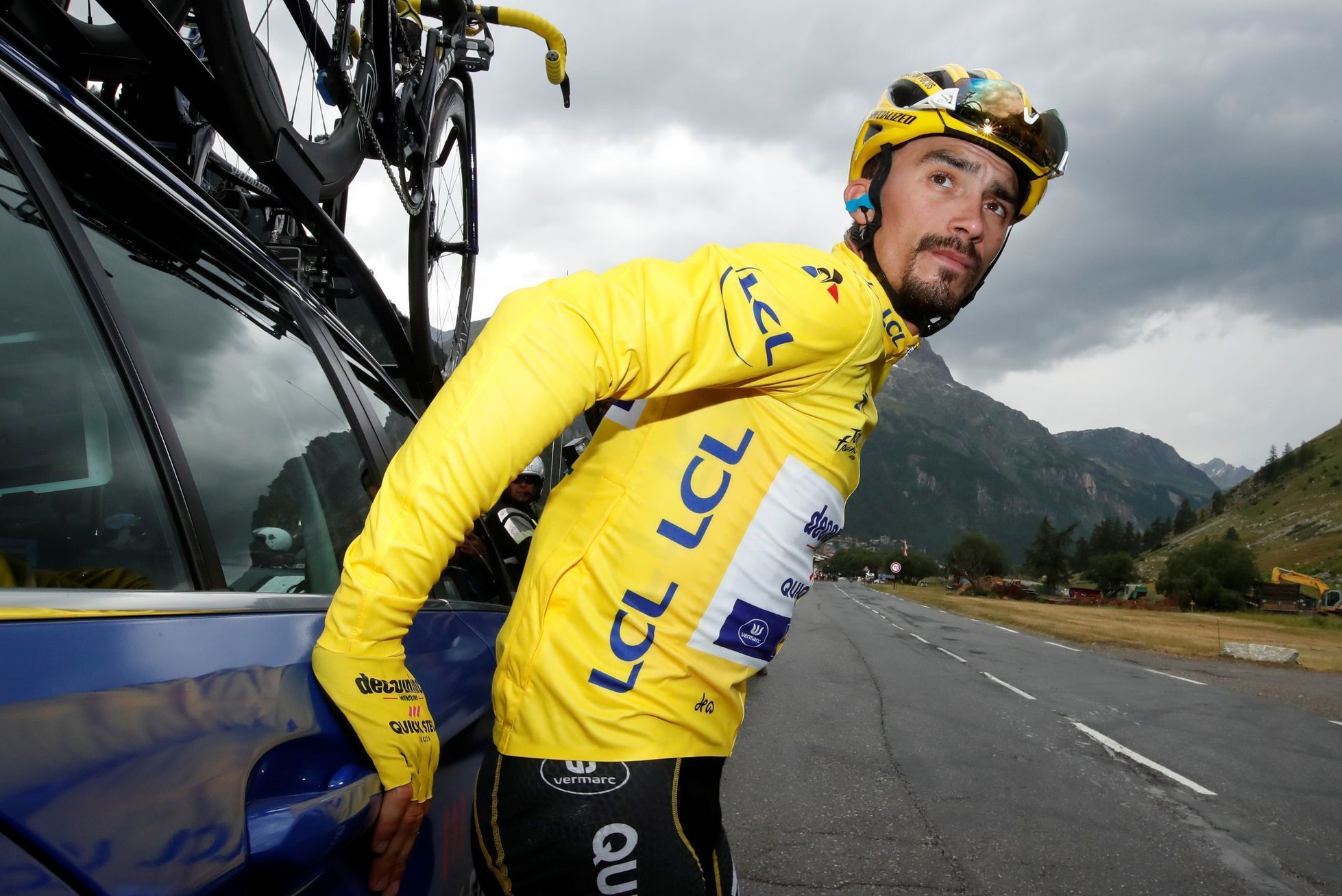 Dosavadní lídr celkového pořadí Julian Alaphilippe poté, co byla dnešní etapa Tour de France kvůli počasí předčasně ukončena