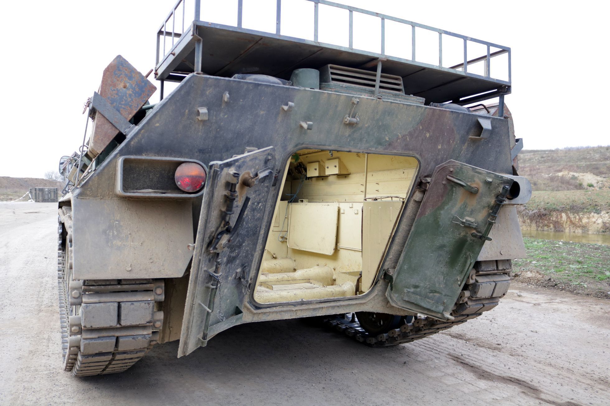 Obrněný pásový transporter Saurer 4K 4FA