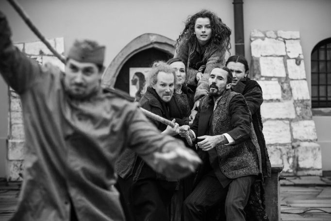 Vyprávějí o zapomenutých místech, o lidech a předmětech, které zůstaly, i když se svět kolem změnil.