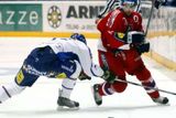 Český hokejista Zbynek Irgl (vpravu) objíždí Fina Jukku Hentunena v úvodním utkání turnaje Karjala ve Finsku.