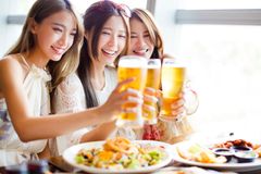 Milujeme Amálku, Dvořáka a vaše pivo, říká Japonka, která se z lásky k Česku naučila češtinu