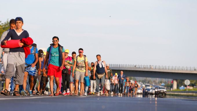 Uprchlíci míří po maďarské dálnici k hranicím s Rakouskem.