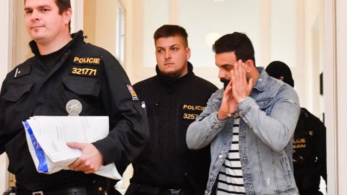 Městský soud v Praze rozhodoval 29. března 2019 o předběžné vazbě pro Amara Rahíma Mahmúda Mahmúda (vpravo) zadrženého na pražském letišti na základě evropského zatykače.