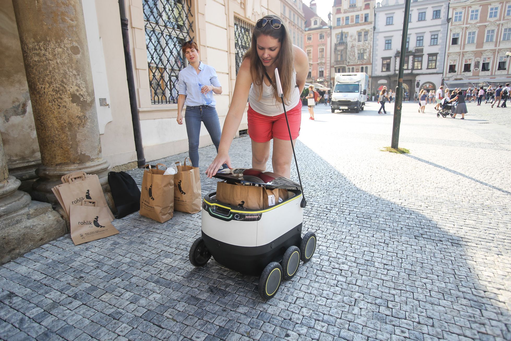Samodoručovací robot firmy Starship Technologies prvně v Praze pro Rohlik.cz