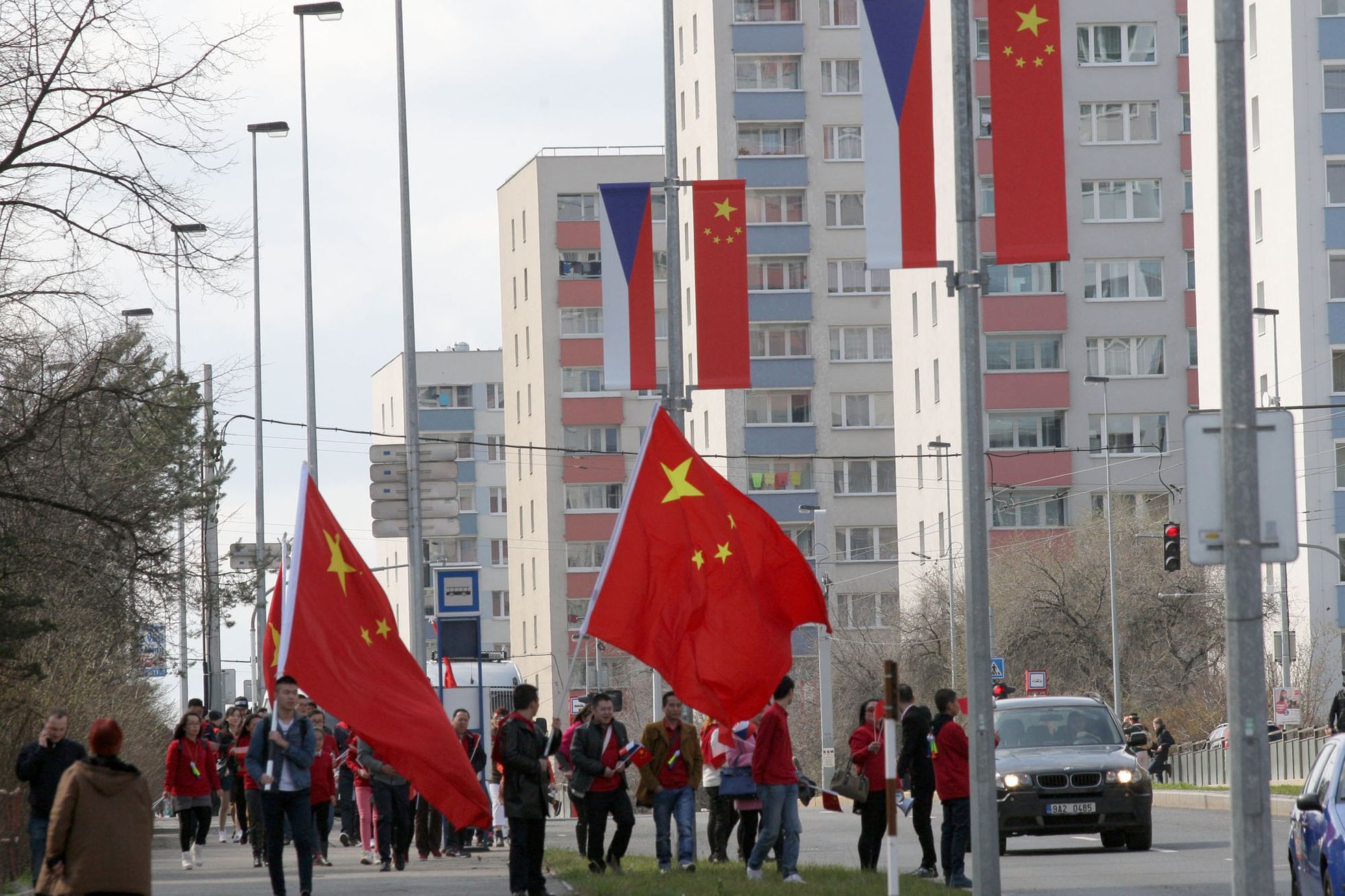 Rvačka mezi čínskými a tibetskými vlajkonošemi