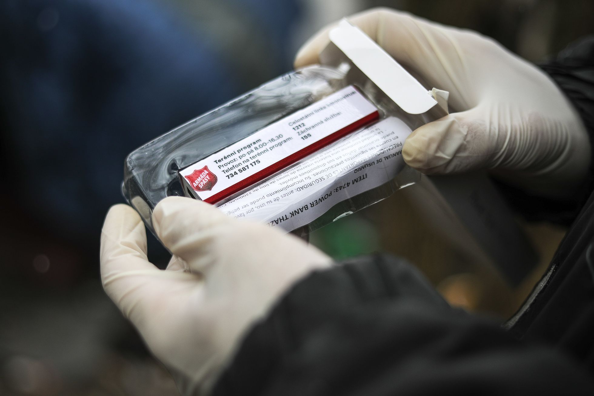 Armáda Spásy rozdává roušky lidem bez domova - koronavirus, bezdomovec, terénní pracovník, sociální práce, chudoba, vyloučení