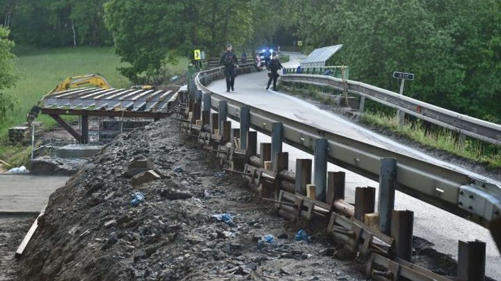 Na silnici z Českých Budějovic do Rakouska se zřítil most, který se opravoval