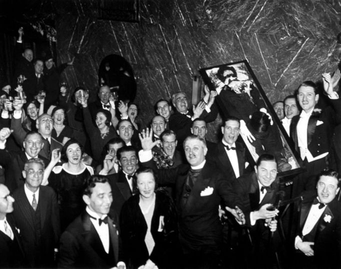 3. Titulek: Fin de la prohibition Popis: Fin de la prohibition a Chicago en 1933 : la consommation d'alcool est a nouveau autorisee : joie des americains --- end of prohibition in Chicago in 1933 : celebration of the legalization : people are happy