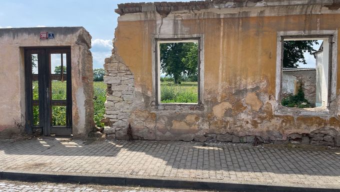 Zbytky domu v dnešní Armádní ulici, v němž vyrůstal Walter Urban. Hned za plotem domku stála kasárna, v nichž před 80 lety Češi zavraždili několik stovek Němců včetně jeho otce.