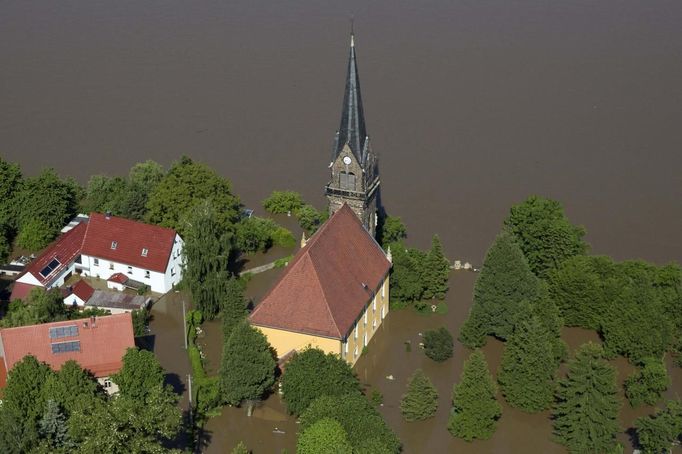 Zatopený kostel ve vesnici nedaleko města Míšeň