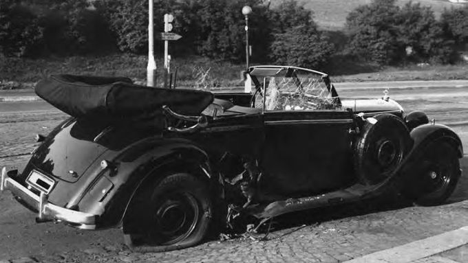 Heydrichův vůz po atentátu.