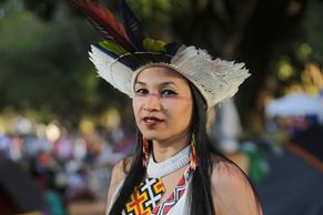 Foto: "Je na čase volat o pomoc." Indiánky v Brazílii pochodovaly za práva domorodců