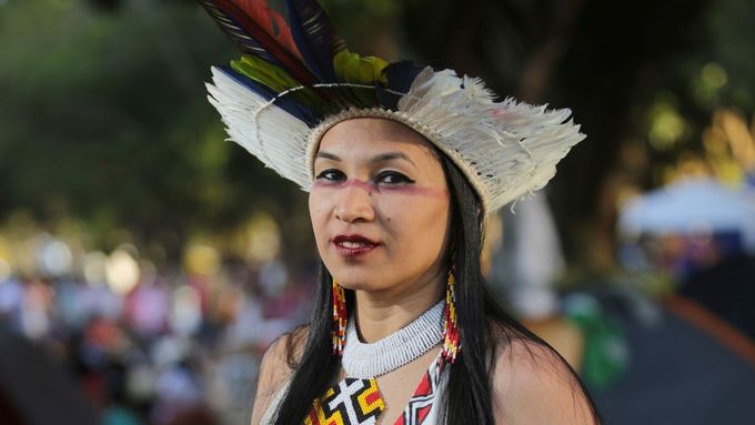 Foto: "Je na čase volat o pomoc." Indiánky v Brazílii pochodovaly za práva domorodců