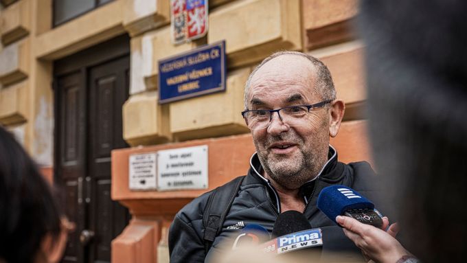 Miroslav Pelta před vazební věznicí v Liberci, 15. října 2025.