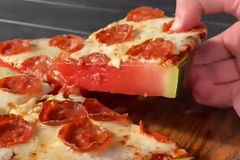 Melounová pizza rozpoutala peklo na internetu. Byl to vtip, uklidňoval lidi řetězec