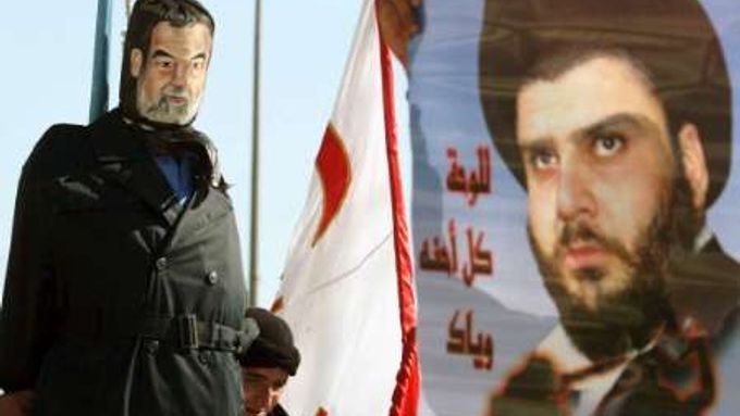 Vůdce iráckých šíitských radikálů Muktadá Sadr (na plakátu vpravo)