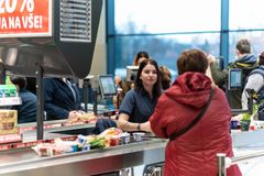 Lidl a Kaufland opět navyšují mzdy. Nováčci za pokladnou dostanou téměř 30 tisíc