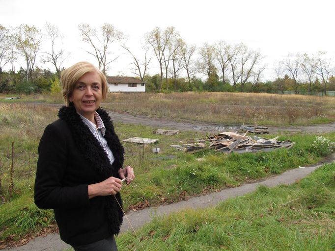 Konkursní správkyně Jarmila Veselá před sportovním stadionem, který zapsal katastr nemovitostí