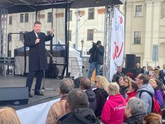 Předseda SPD Tomio Okamura na předvolebním mítinku v Jihlavě v květnu roku 2025