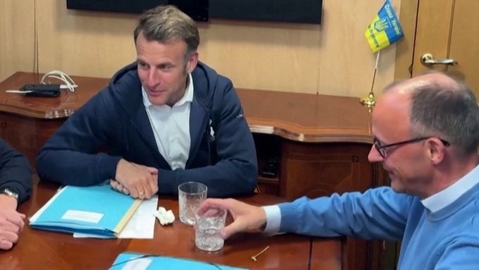 Na záběrech je vidět papírový kapesníček, z kterého ruští propagandisté udělali pytlík s drogami