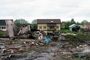 Fotky z místa neštěstí: Tupolev se zřítil kousek od rodinných domků