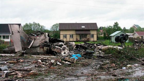 Fotky z místa neštěstí: Tupolev se zřítil kousek od rodinných domků