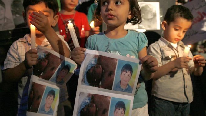 Syrské děti, žijící v Bejrútu, na shromáždění proti násilí v Sýrii.