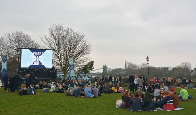 Oxford vs. Cambridge, fanouškovský park