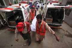 V mešitě v Pákistánu útočil sebevražedný atentátník, počet obětí vzrostl na 56