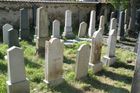 Vandalové povalili náhrobky židovského hřbitova v Lodži