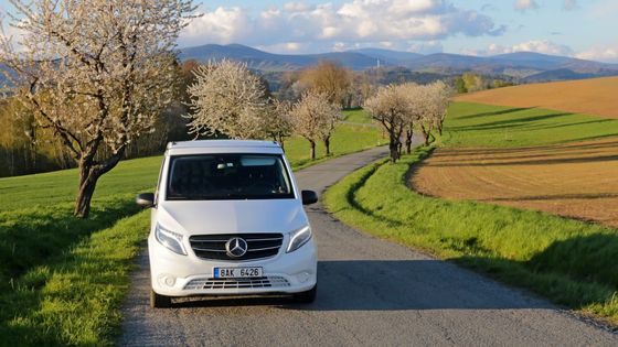 V obytném Mercedesu-Benz severní Moravou. Na kapotě hvězda, uvnitř dodávka