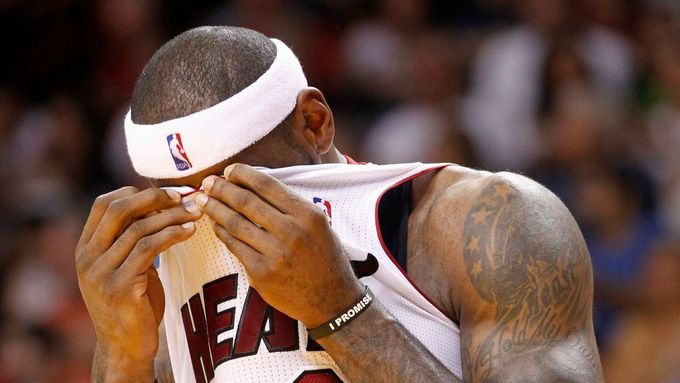 LeBron James v utkání s Charlotte Hornets.