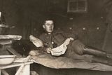 Rakousko-uherský voják je na fotografii z roku 1916 zachycen při odpočinku v bunkru.