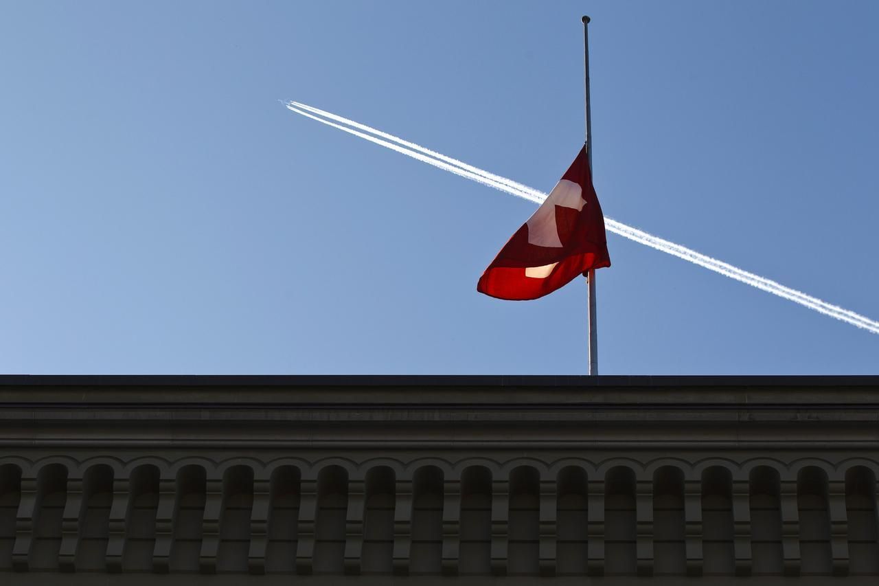 Švýcarsko - nehoda s dětmi - vlajka na půl žerdi