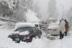 Sněhová kalamita v Pákistánu. Cestou do horského střediska v autech zemřelo 22 lidí