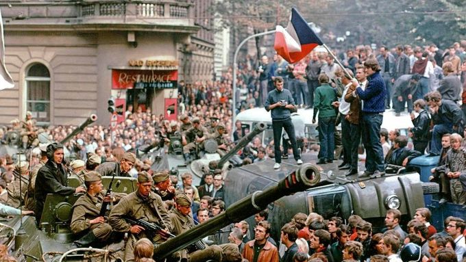 Archivní snímek z 21. srpna 1968 zachytil Pražany a sovětské okupanty pod budovou tehdejšího Československého rozhlasu.
