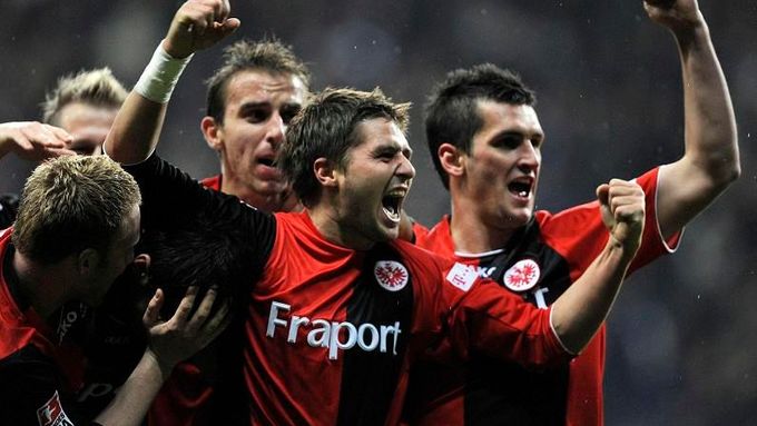 Bayern si dal vlastní gól a radost Frankfurtu byla velká (vpravo Martin Fenin)
