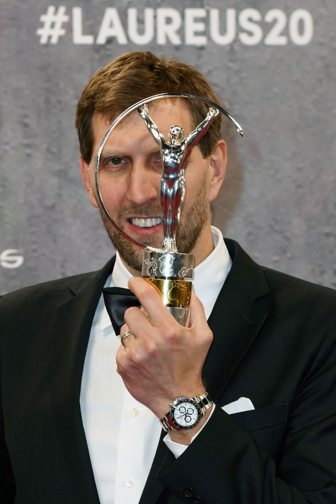 Basketbalista Dirk Nowitzki ukazuje cenu Laureus