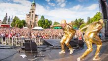 Mezi ploty bude živo. Vystoupí Xindl X, Dusilová či stand-up komička Adéla Elbel