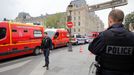 Policisté před policejní prefekturou v Paříži, kde došlo k útoku.