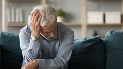 Frustrace, starý muž, podvod, smutek, osamělost