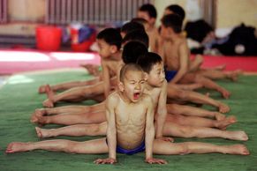 Dětský pláč a dril na hraně týrání. Trénink malých gymnastů probíhá za podpory rodičů