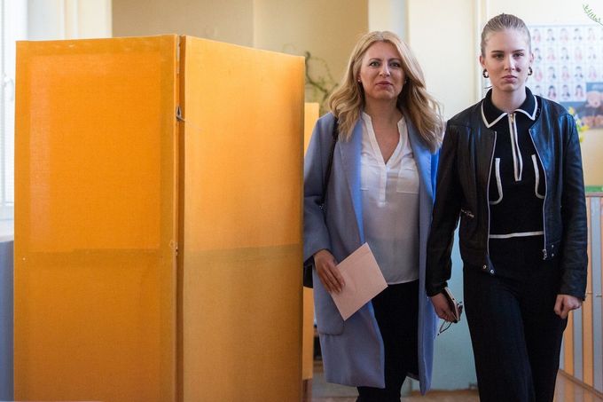Zuzana Čaputová se svou dcerou Emmou Čaputovou u voleb během druhého kola hlasování v březnu 2019, které vyhrála.