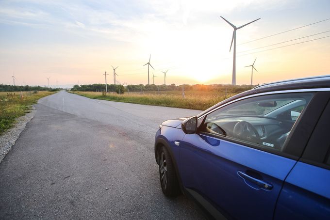 Svítání v Rakousku uprostřed polí větrných elektráren je podívaná, kterou v Česku nezažijete.
