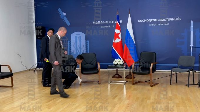 Kimova ochranka nejprve pečlivě vybírala židli, na níž si měl vůdce sednout, a poté ji ještě pečlivěji dezinfikovala.