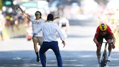 Protestující divák v cíli 11. etapy Tour de France 2025