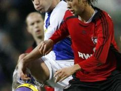 Simon Rolfes (vpravo) z Bayeru Leverkusen v souboji s hráčem Blackburnu Rovers Davidem Dunnem v odvetě Poháru UEFA.